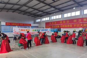 公益头条热点：“多彩童年”临网义工爱心剪走进横畈小学