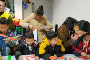 长沙市岳麓区荣龙社区：科普进社区，航模飞起来