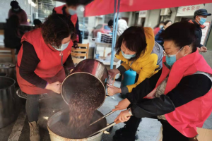 公益头条热点：情谊浓浓腊八节