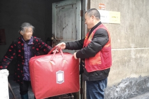 寒冬季节送温暖 崭新棉被暖人心 