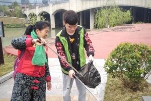 澧水河畔一抹红 学雷锋志愿服务