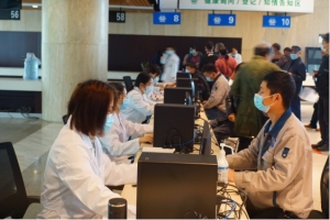 公益头条热点：下沙志愿者助力打通疫苗接种“最后一公里” ... ...
