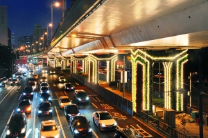 上海：夜幕下延安路高架“石库门”流光溢彩