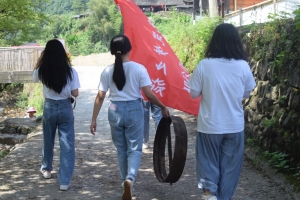 吉首大学美术学院“织”青志愿者团队为牧笛溪村增色添彩