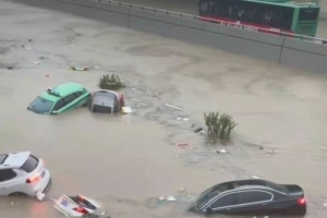 暴雨下的郑州京广北路隧道：大水几分钟淹没车子，隧道内发现遇难者 ...