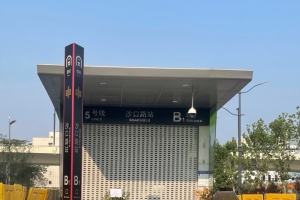郑州地铁5号线遇难者“头七”，市民自发献花哀悼：灾难让这座城市更坚强 ...