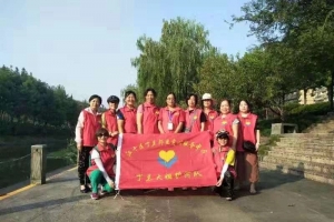 河岸边的红色娘子军
