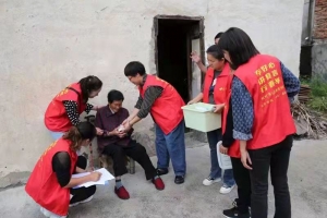 行善大使胡庆英 （杭州民政公益探访，於潜镇队长）