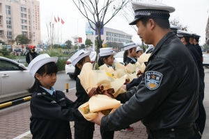 一份来自“小交警”的惊喜“长大后我想成为你