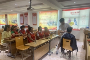 银丝无忧——万春社区开展志愿者爱心理发技能培训活动