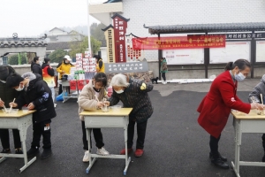 张家界心益行社工在东旺坪村开展“一老一小”趣味运动会
