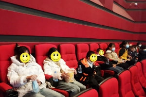 志愿者带领事实孤儿首进电影院观看《流浪地球2》，感受中国科幻电影的魅力 ...