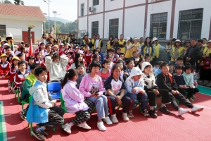 【三区计划】崇实南校一年级10班爱心捐赠活动走进东旺坪村
