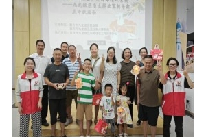 “月揽中秋人团圆，饼传军情人常安”