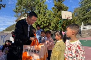 崇山小学的孩子们收到了“润苗大礼包”
